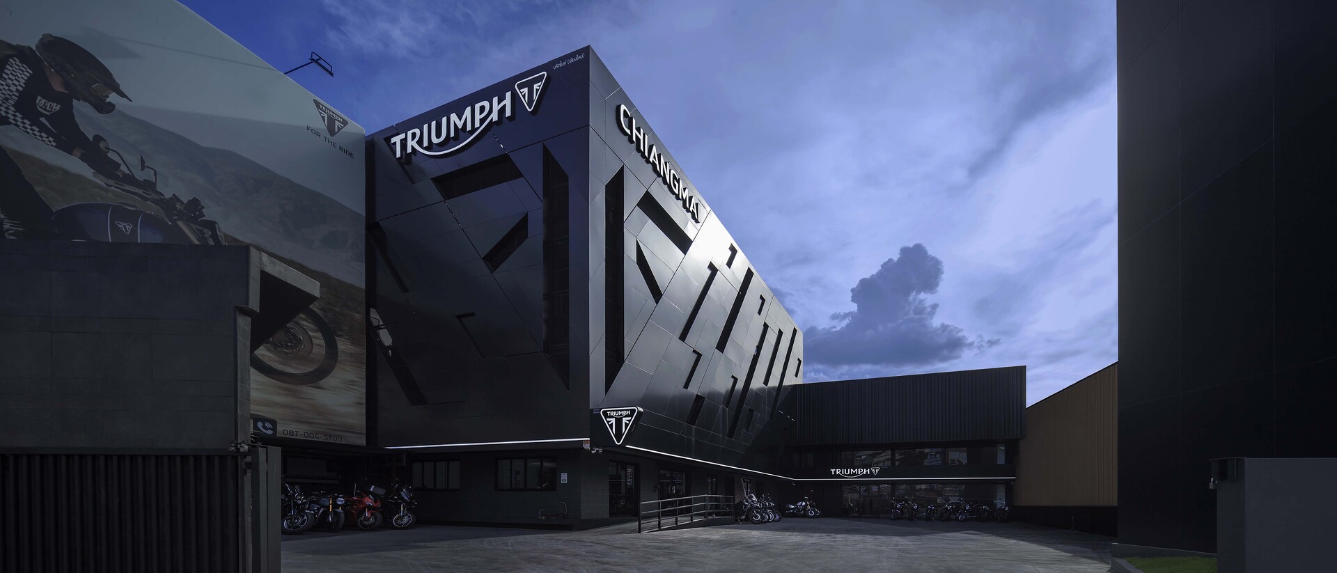 Triumph CNX.