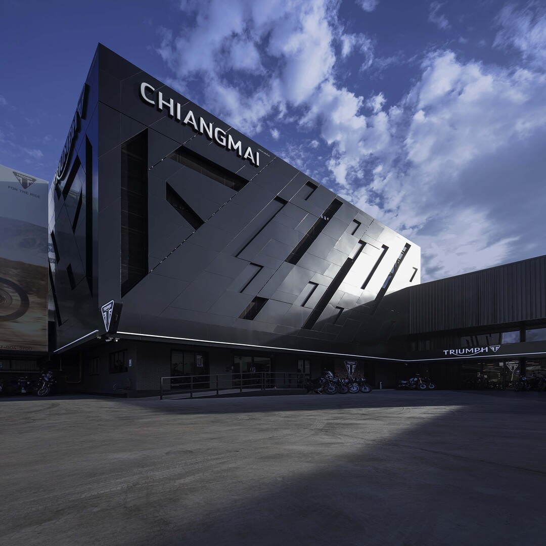 Triumph CNX. image 2