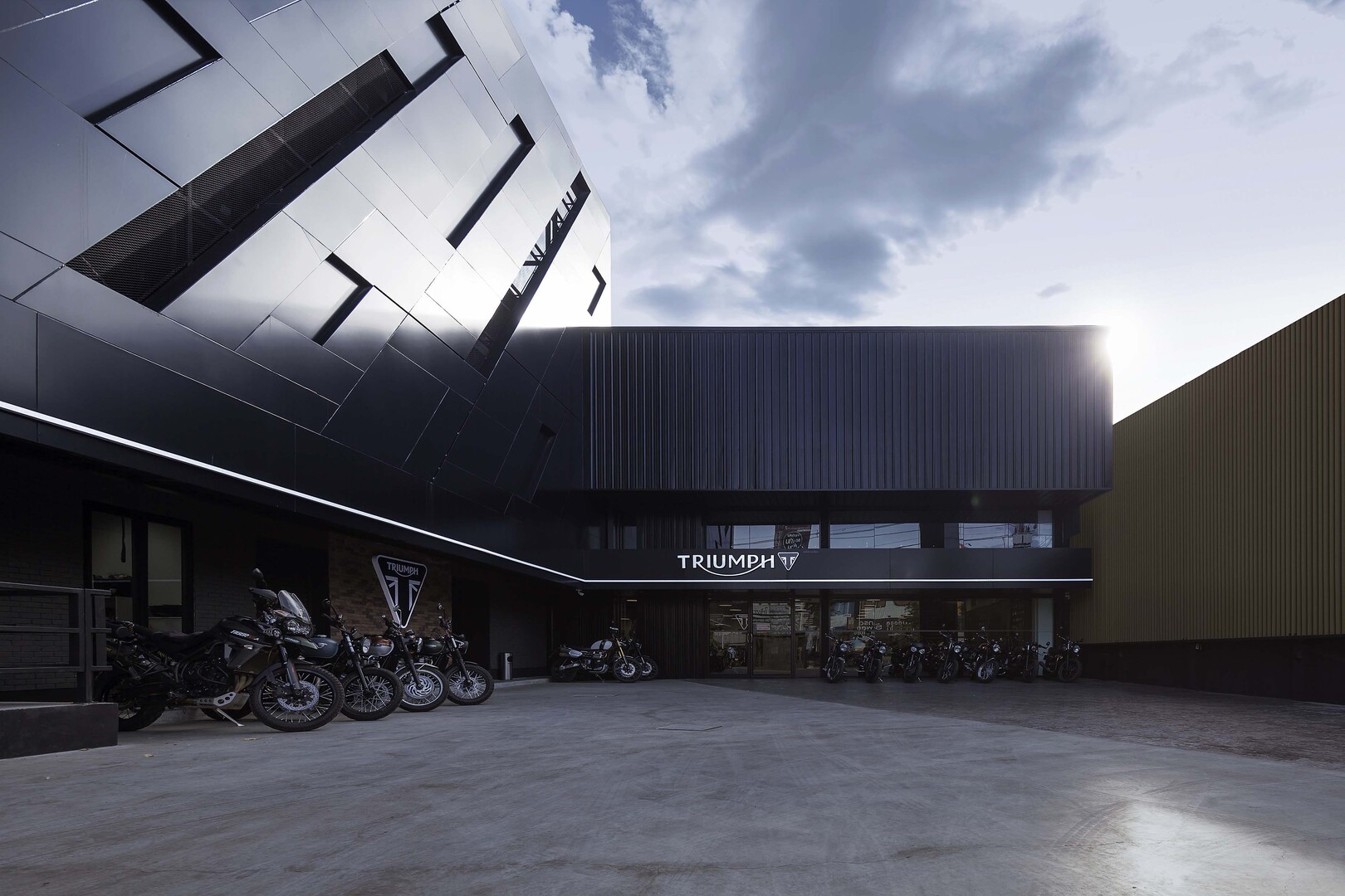 Triumph CNX. image 3